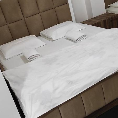 Hotel Heimli Пристина Екстериор снимка