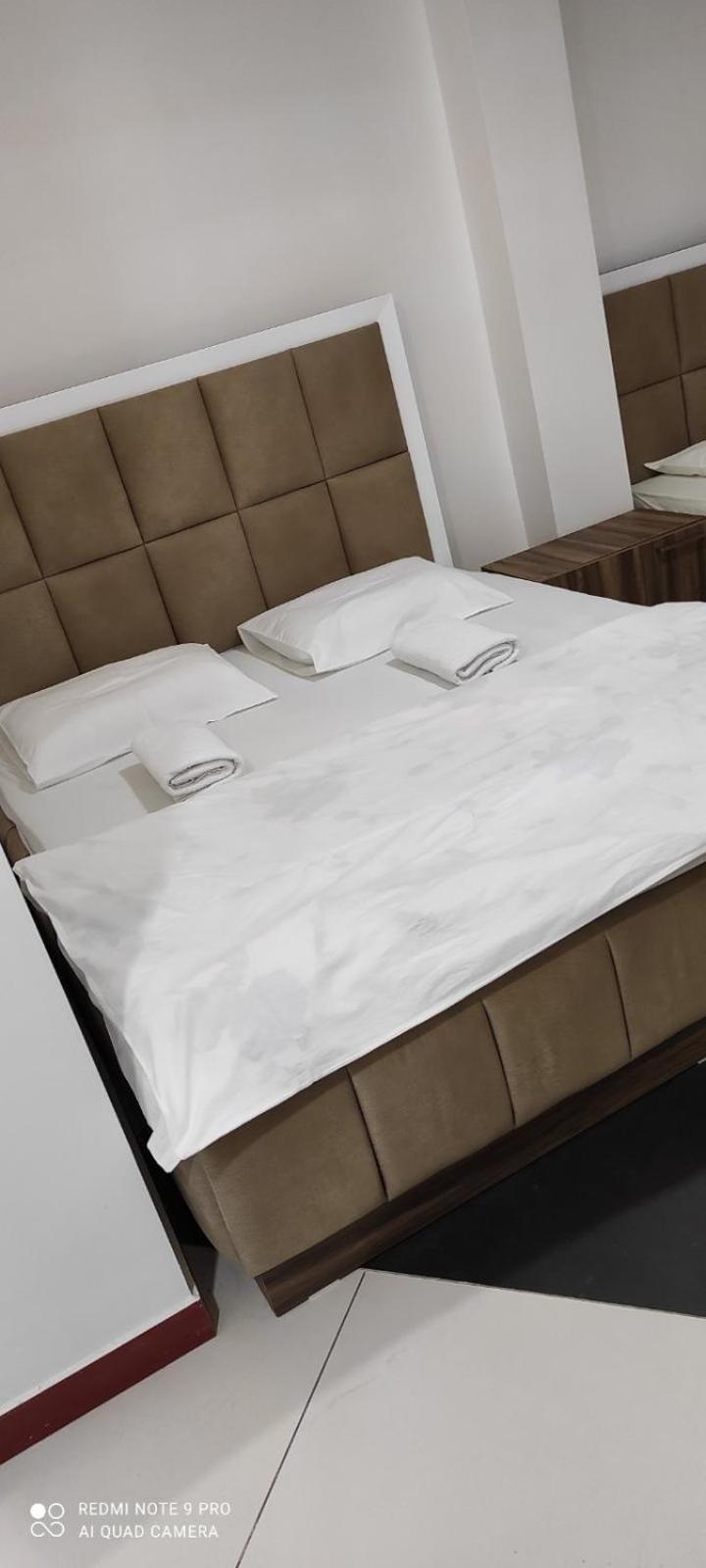 Hotel Heimli Пристина Екстериор снимка